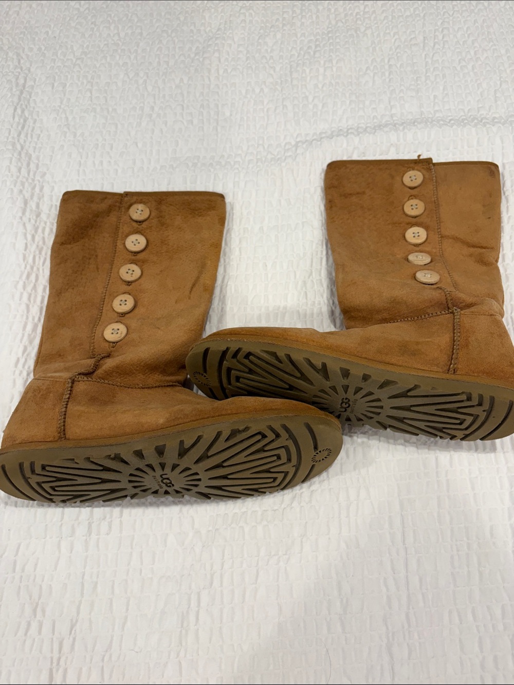 UGG Chestnut Bailey   Button Mid-Calf Suede Boots
No Sherpa Lining 
Size 7